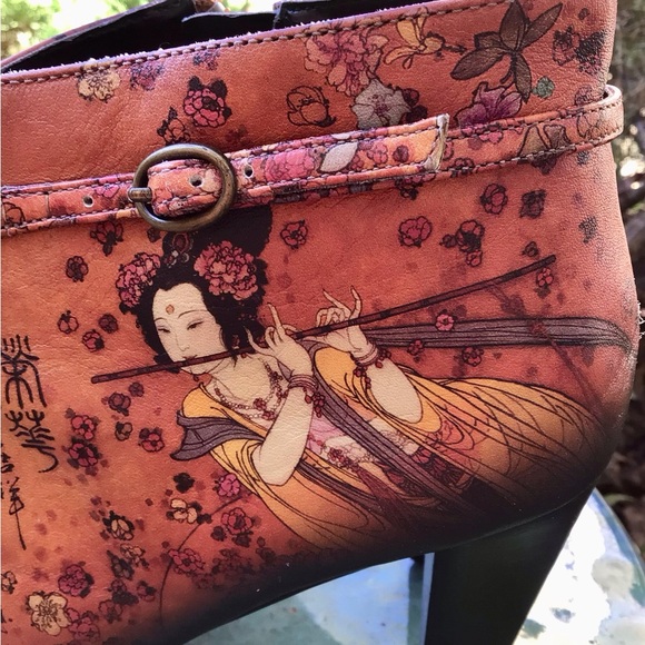 ICON (8M) WOMEN’S Leather Art ankle heel boots, inner side zip. Pre-owned - Picture 4 of 11